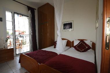 2-3 Personen Appartement mit Balkon im zweiten Stock.