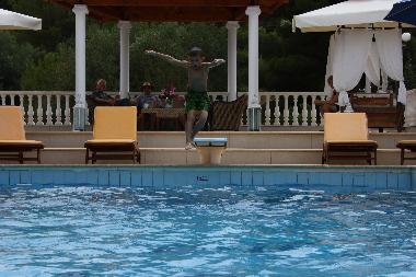 Der Pool und die Relaxecke von Villa Askamnia.