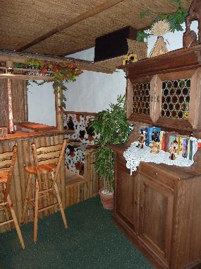 ein Teil der Kellerbar und Ruheraum fr Sauna