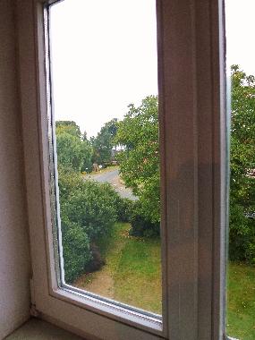 Blick aus dem Wohnzimmer in Garten und Dorf