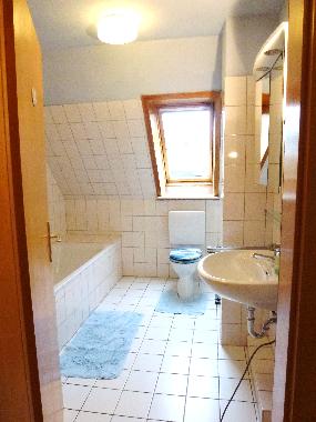 Badezimmer mit Dusche und Badewanne