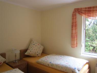 Im Schlafzimmer hhenfreundliche Betten 