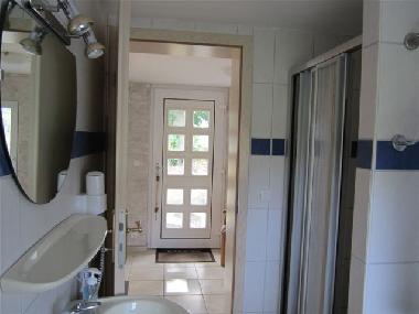 Im Badezimmer und Blick zum Flur