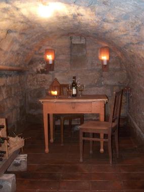 Gew�lbekeller der Ferienwohnung mit Weinen aus der Region