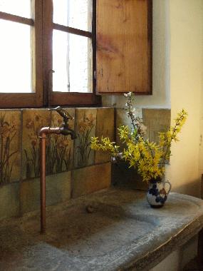 Antikes Steinbecken im Kaminzimmer