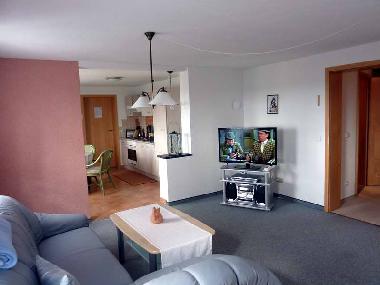 Wohnzimmer mit Ausziehcouch und LED Tv