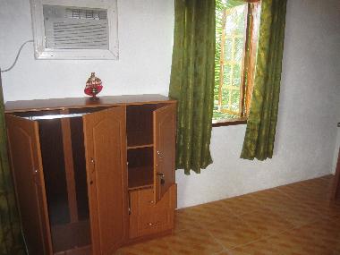 Schlafzimmer Schrank und Klimager�t