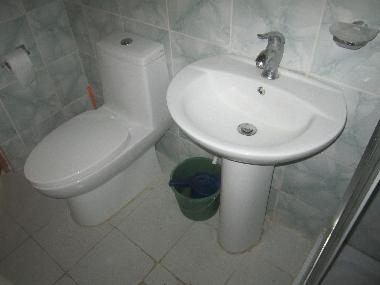 Toilette und Lavabo