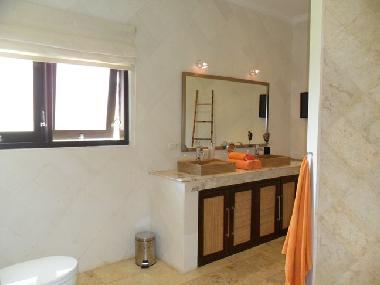 das linke Badezimmer