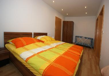 Schlafzimmer mit Kinderbett