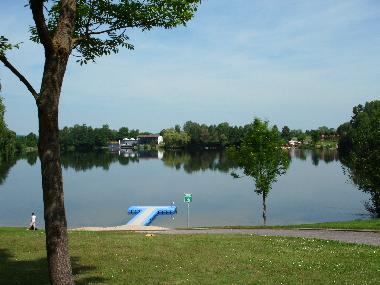 Blick zum Nordufer mit gr. Freizeitangebot