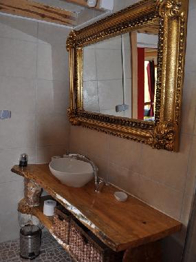 Ihr Bad hat eine separate Duschkabine, WC und Fenster... es fehlt auch nicht an Seife, Watte, Nagelf