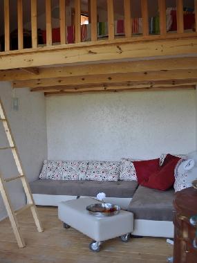 Wohn-und Schlafbereich im Erdgeschoss mit ausziehbarem Sofa, auf dem auch ohne Probleme bis 3 Person