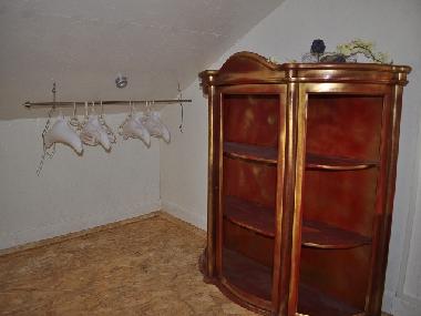 Der individuell gestaltete Schrankbereich des Schlafzimmers im 1. Stock