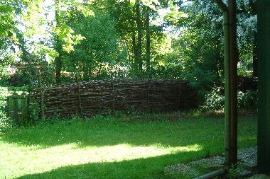 Hinter dem Haus