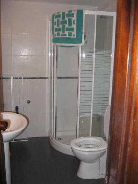 Badezimmer mit Dusche u. WC