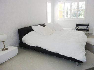 Master-Schlafzimmer mit Flachbildschirm-TV und King-size-Bett