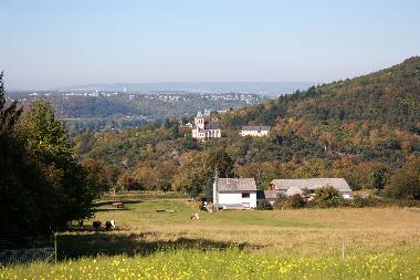Wandern auf dem Lahnhhenweg, Wanderweg zu Burg Lahneck