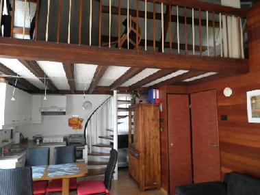 Kche und Aufgang zur Empore mit Schlafzimmer und Fernsehecke