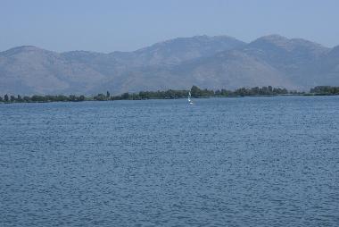 See mit unserem Segelboot (das einzige auf dem See)