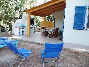 Eine der 2 Terrassen mit Grillplatz