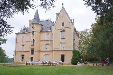 Schloss / Burg in Les Halles (Rh�ne) oder Ferienwohnung oder Ferienhaus