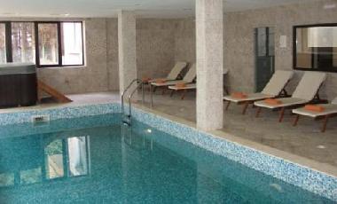 Innen Schwimmbad mit Whirlpool hinten links