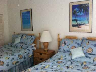 Gste-Schlafzimmer mit zwei Doppelbetten.