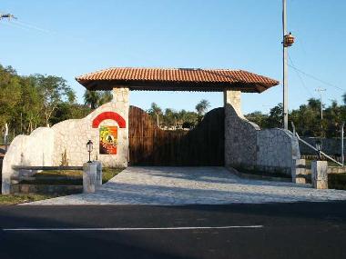 Hauptzufahrt zum Arreal