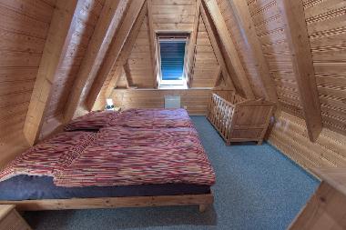 Elternschlafzimmer mit Babybett im Obergeschoss