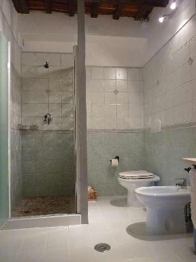 Das Badezimmer des Hauptschlafzimmers