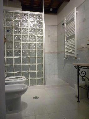 Das Badezimmer des zweiten Schlafzimmers