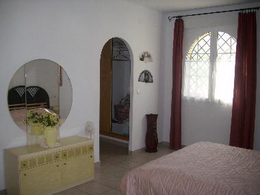 Elternzimmer mit Anziehraum und Bad/DU (EG)