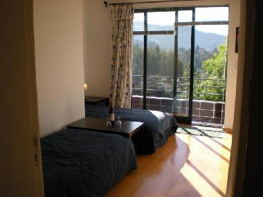 Das kleine Schlafzimmer hat zwei Einzelbetten, ...