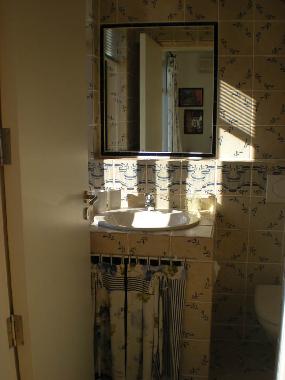 ...ein separates WC mit blau gemusterten Kacheln ...