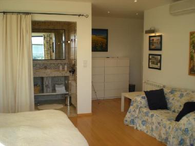 Helle Farben und Blumenstoffe betonen den lichtdurchfluteten Charakter des Apartments.