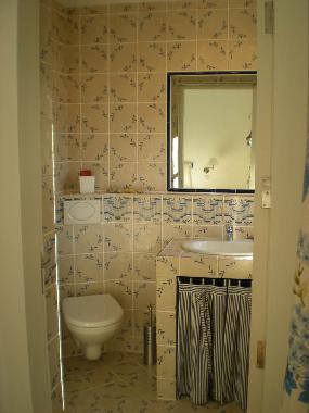 Schne Kacheln in romantischem Blau beleben das separate WC ...