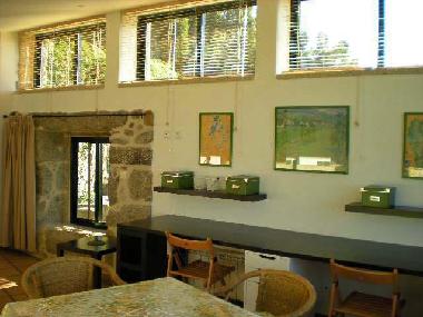 Von Osten bringen die hohen Fenster das Licht der  aufgehenden Sonne zu Ihnen in den Raum.