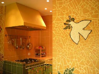 In der komplett und modern ausgestatteten K�che beleben warme Farben das k�nstlerische Ambiente.