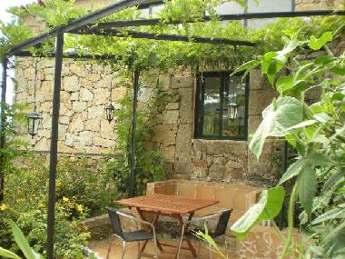 Das Haus liegt in einem eigenen Garten mit Terrasse, exclusiv nur von Ihnen genutzt.