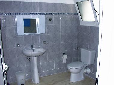 Toilette und Waschbecken im grossen Badezimmer