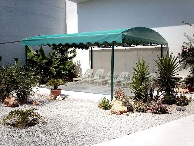 Ueberdachte Ecke mit Sonnenliegen