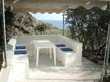 Ueberdachte Sitzecke im Garten