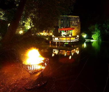 Beach mit Feuerkorb bei Nacht