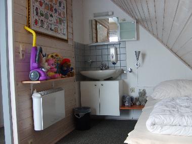 Slaapkamer boven met twee enkele bedden