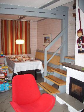 De eettafel gedekt voor de kerst