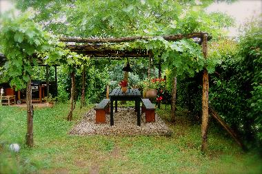 die Pergola vor dem Eingang