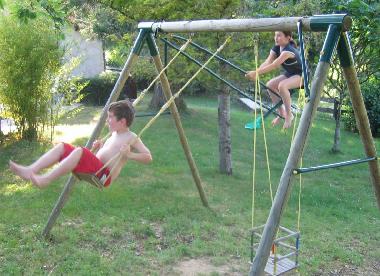 Kinderschaukel am Haus