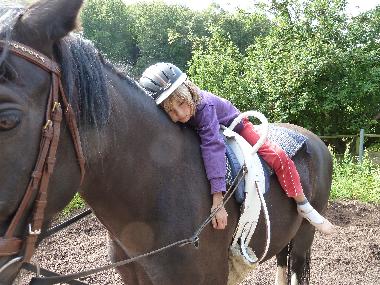 Kuschelstunde mit Granit beim Voltigieren