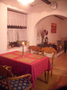 Essbereich mit Durchgang ins Wohnzimmer